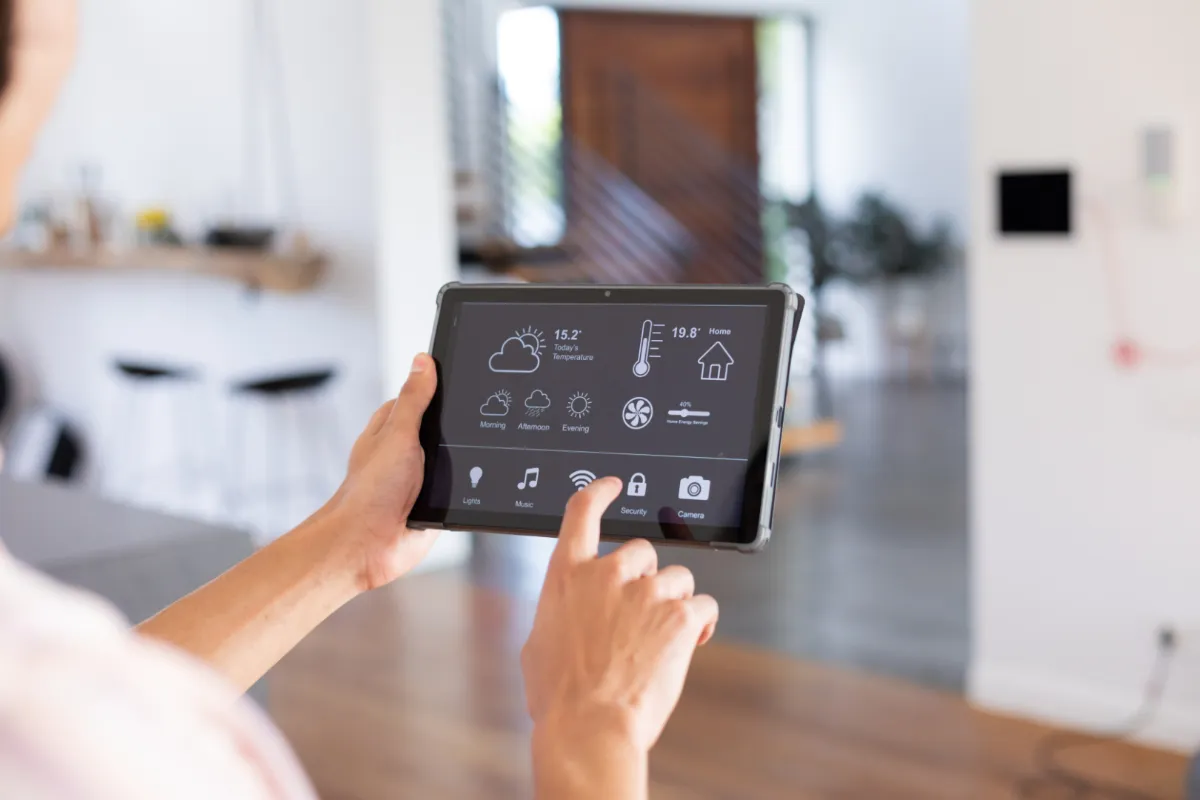 Person bedient Lonytech Smart Home Tablet.